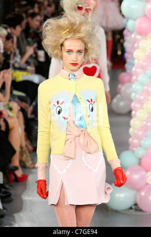 Meadham Kirchoff Start-und Landebahn SS 2012 während der London Fashion Week am Top Ladenfläche am 20. September 2011. Stockfoto