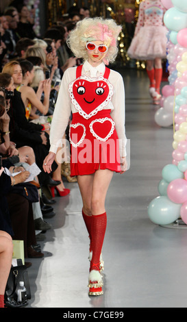 Meadham Kirchoff Start-und Landebahn SS 2012 während der London Fashion Week am Top Ladenfläche am 20. September 2011. Stockfoto