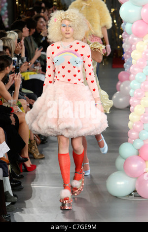 Meadham Kirchoff Start-und Landebahn SS 2012 während der London Fashion Week am Top Ladenfläche am 20. September 2011. Stockfoto