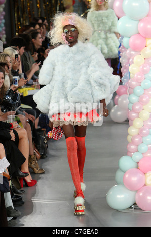 Meadham Kirchoff Start-und Landebahn SS 2012 während der London Fashion Week am Top Ladenfläche am 20. September 2011. Stockfoto