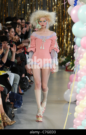 Meadham Kirchoff Start-und Landebahn SS 2012 während der London Fashion Week am Top Ladenfläche am 20. September 2011. Stockfoto