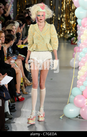 Meadham Kirchoff Start-und Landebahn SS 2012 während der London Fashion Week am Top Ladenfläche am 20. September 2011. Stockfoto