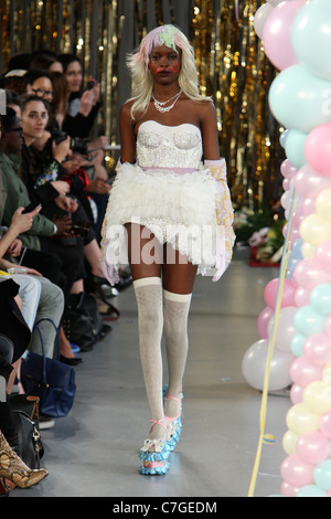 Meadham Kirchoff Start-und Landebahn SS 2012 während der London Fashion Week am Top Ladenfläche am 20. September 2011. Stockfoto