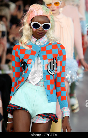 Meadham Kirchoff Start-und Landebahn SS 2012 während der London Fashion Week am Top Ladenfläche am 20. September 2011. Stockfoto