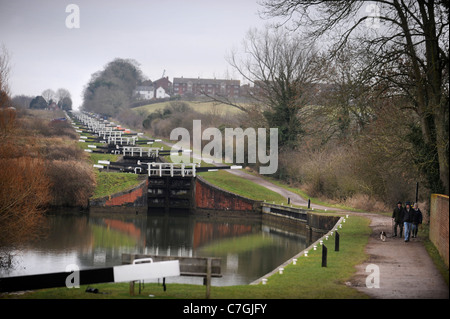 Re British Waterways Ökologen abtropfen lassen die Seite Teiche von Caen Hill Lock Flug in der Nähe von Devizes, Wiltshire, überfüllten Fis zu entfernen Stockfoto