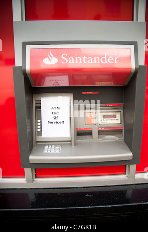 ein Santander Punkt ATM Cash Maschine außer Betrieb Stockfoto