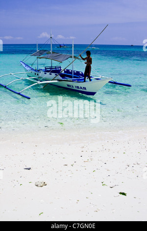 Traditionellen Stil Fischerboot in den flachen klaren Gewässern der Insel Boracay, Philippinen. Stockfoto