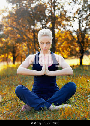 Eine Frau praktizieren Yoga in der Natur Stockfoto