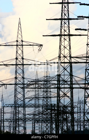Hochspannung Stromleitungen. Energieversorgung. Stockfoto