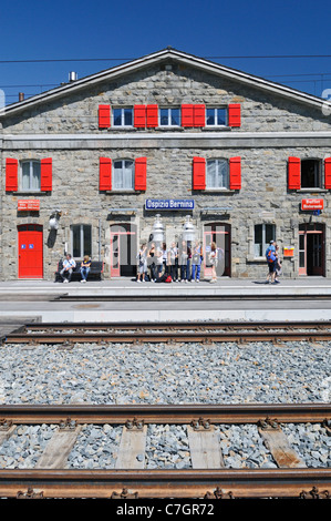 Bahnhof Ospizio Bernina auf dem Berninapass. Schweiz, Europa, Graubünden, UNESCO World Heritage Rhaetien Eisenbahn. Stockfoto