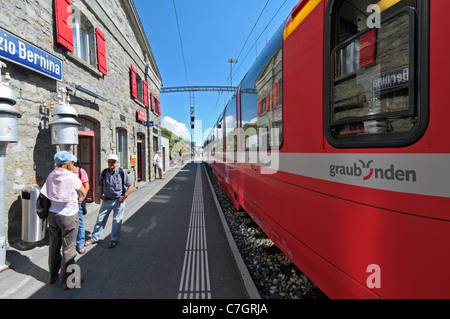Zug der Rhätische Bahn am Bahnhof Ospizio Bernina auf dem Berninapass. Schweiz. Stockfoto