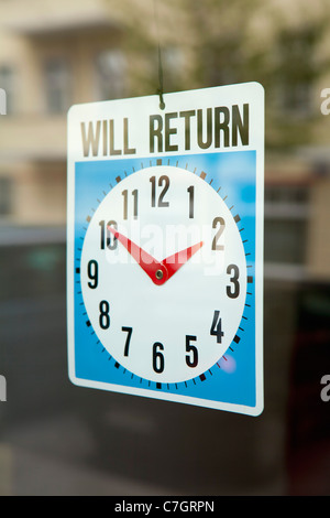 WILL RETURN Zeichen hängen im Fenster von einer Ladentür Stockfoto