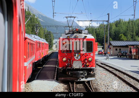 Zugfahrt mit der Rhätische Bahn auf der Berninalinie von Ospizio Bernina nach Poschiavo. Schweiz. Stockfoto