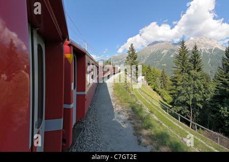 Zugfahrt mit der Rhätische Bahn auf der Berninalinie von Ospizio Bernina nach Poschiavo. Schweiz. Stockfoto