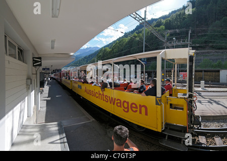 Zugfahrt auf dem Panorama-Wagen mit Rhätische Bahn auf der Berninalinie von Ospizio Bernina nach Poschiavo. Schweiz. Stockfoto