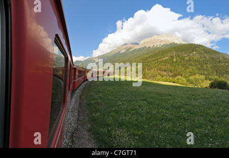 Zugfahrt mit der Rhätische Bahn auf der Berninalinie von Ospizio Bernina nach Poschiavo. Schweiz. Stockfoto