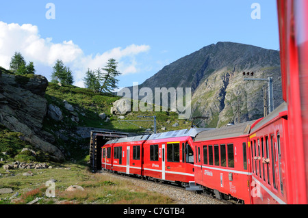 Zugfahrt mit der Rhätische Bahn auf der Berninalinie von Ospizio Bernina nach Poschiavo. Schweiz. Stockfoto