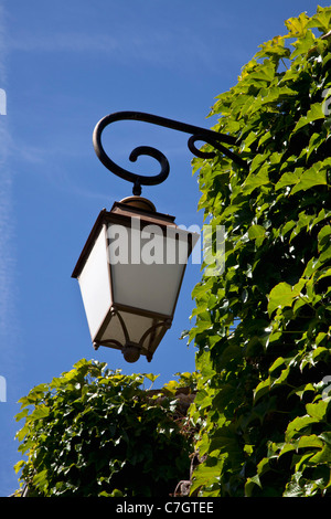 Niedrigen Winkel Blick auf eine Straßenlaterne Stockfoto