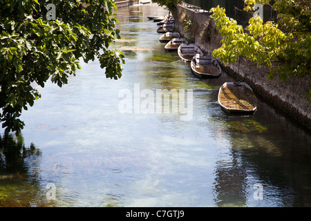 Blick auf einen Fluss fließt durch ein Dorf Stockfoto