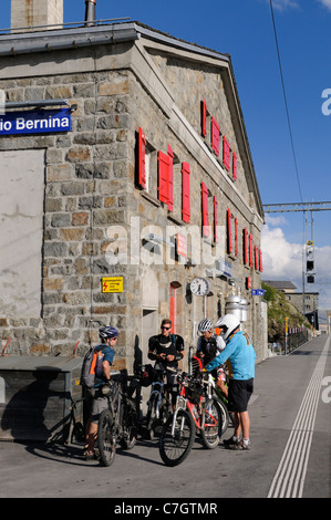 Mountainbiker am Bahnhof Ospizio Bernina auf dem Berninapass. Schweiz, Graubünden. Stockfoto
