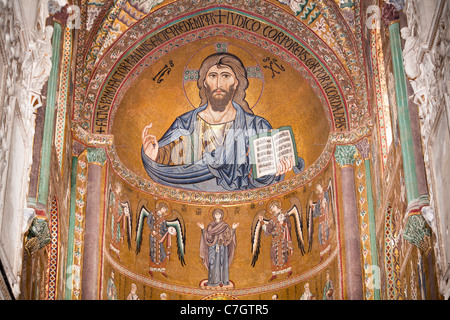 Byzantinische Mosaik des Christus an der Decke des Cefalu Dom, Piazza Duomo, Cefalu, Sizilien, Italien Stockfoto