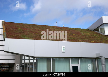 abfallenden Sedum Grasdach über eine öffentliche Dienstleistungen Gebäude in Letterkenny Grafschaft Donegal, Republik Irland Stockfoto