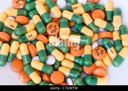 Haufen von Tramadol Hydrochlorid Kapseln Diclofenac Natrium Tabletten und Buscapan Schmerzmittel süchtig verschreibungspflichtige Medikamente Pillen Stockfoto