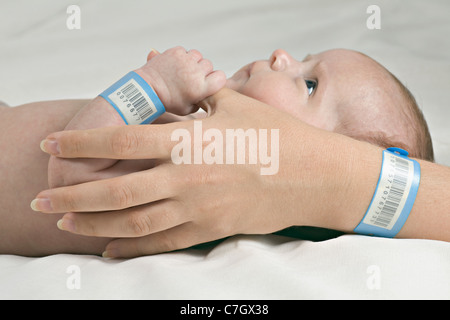 Ein Baby der Mutter Daumen, beide tragen Krankenhaus ID Armbänder Stockfoto
