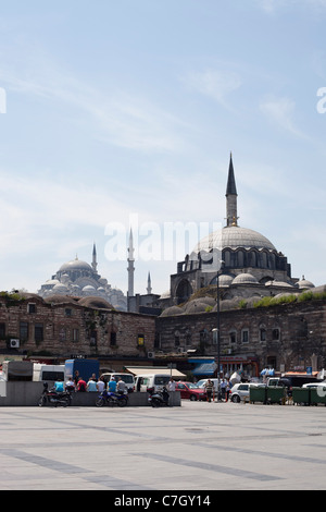 Rustem Pasha Moschee mit der Süleymaniye-Moschee im Hintergrund, Istanbul, Türkei Stockfoto