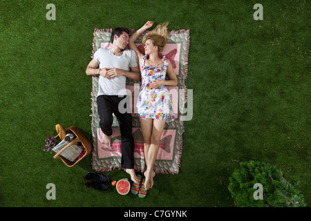 Ein paar liegen auf einer Decke in einem Park mit Blick auf einander romantisch, Draufsicht Stockfoto