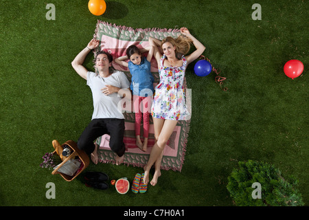 Eine Familie mit einem Picknick im Park, Draufsicht Stockfoto