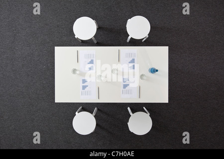 Ein Set Konferenztisch vorbereitet für ein Geschäftstreffen, Draufsicht Stockfoto