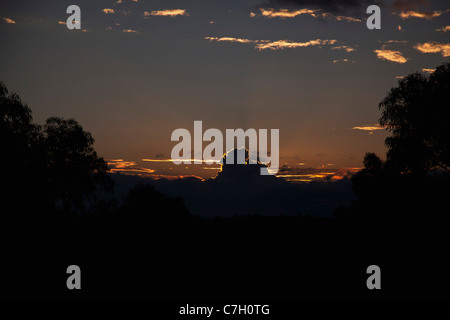 Die untergehende Sonne hinter Wolken in einem remote-Standort Stockfoto