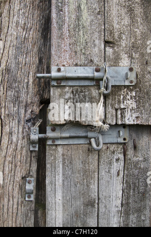 Zwei aufschieben Verriegelungen einer verzogenen Holztür Stockfoto