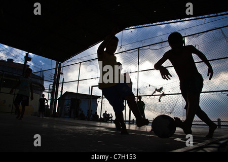 Alltag in Morro da Providencia, einer Favela in Rio De Janeiro Innenstadt. Kinder spielen Fußball. Stockfoto