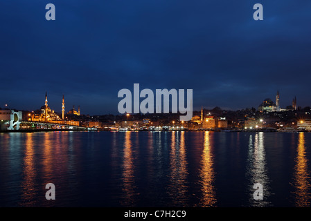 Nachtansicht des Golden Horn von der Galata-Brücke und der Yeni Camii ("neue Moschee"), Süleymaniye-Moschee. Istanbul, Türkei. Stockfoto