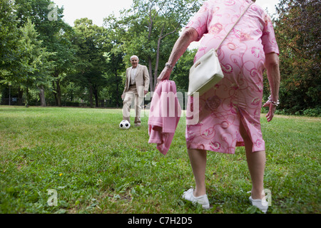 Älteres Paar spielen Fußball im park Stockfoto