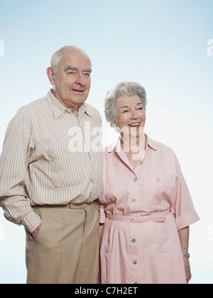 Ältere Mann und Frau nebeneinander amüsierten Blick Stockfoto