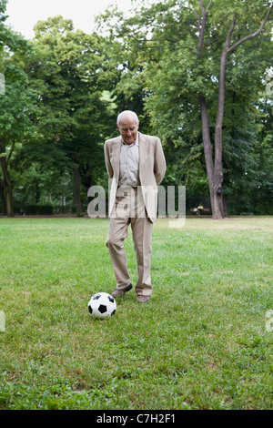 Ältere Mann entspannt und Fußballspielen im park Stockfoto