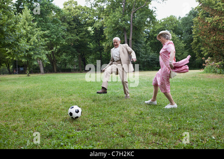 Ältere Mann und Frau spielen Fußball im park Stockfoto