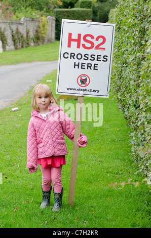 Kleines Mädchen auf die vorgeschlagene Route HS2 Eisenbahnverbindung durch die Chilterns in der Nähe von Hyde Heide. Protest-Zeichen auf der Kapelle Farm, Hyde Ende Stockfoto