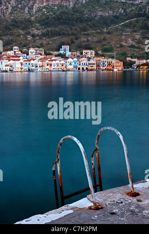 Eine Leiter für Schwimmer in den malerischen Hafen von Kastellorizo Insel, Dodekanes, Griechenland. (Langzeitbelichtung geschossen) Stockfoto