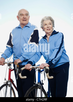 Ältere Mann und Frau hält Rennräder Stockfoto