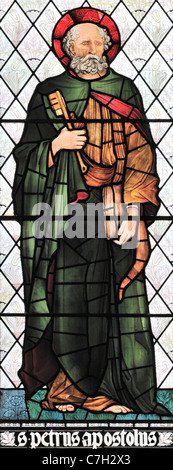 Glasmalerei-Fenster Darstellung St. Peter der Apostel in der Kirche Brampton, Cumbria, England Stockfoto