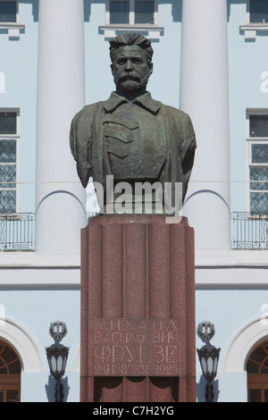 Statue von der bolschewistischen Führer Mikhail Frunze (1885-1925) außerhalb der russischen Armee Cultural Center in Moskau, Russland Stockfoto