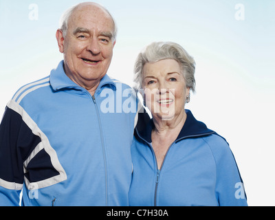 Ältere Mann und Frau in Sportkleidung in die Kamera Lächeln Stockfoto
