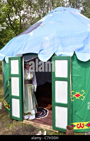 MAGNITOGORSK, Russland - 18. Juni 2011: Mädchen in der tatarischen Traditionshaus am Sabantuy-fest Stockfoto