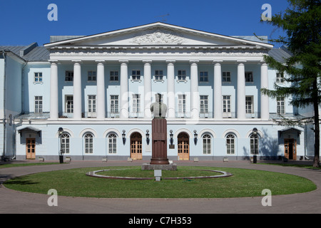 Statue von der bolschewistischen Führer Mikhail Frunze (1885-1925) außerhalb der russischen Armee Cultural Center in Moskau, Russland Stockfoto