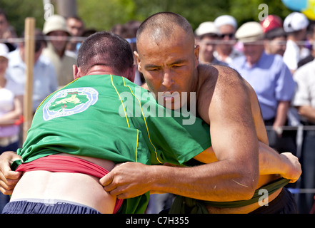 MAGNITOGORSK, Russland - 18. Juni 2011: Zwei Männer in Tatar national Wrestling im Gürtel bei der Sabantuy-Feier Stockfoto