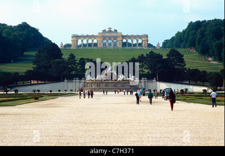 Österreich, Wien, Blick auf Neptun Brunnen und Gloriette im Hintergrund in Schönbrunn Gardens Stockfoto